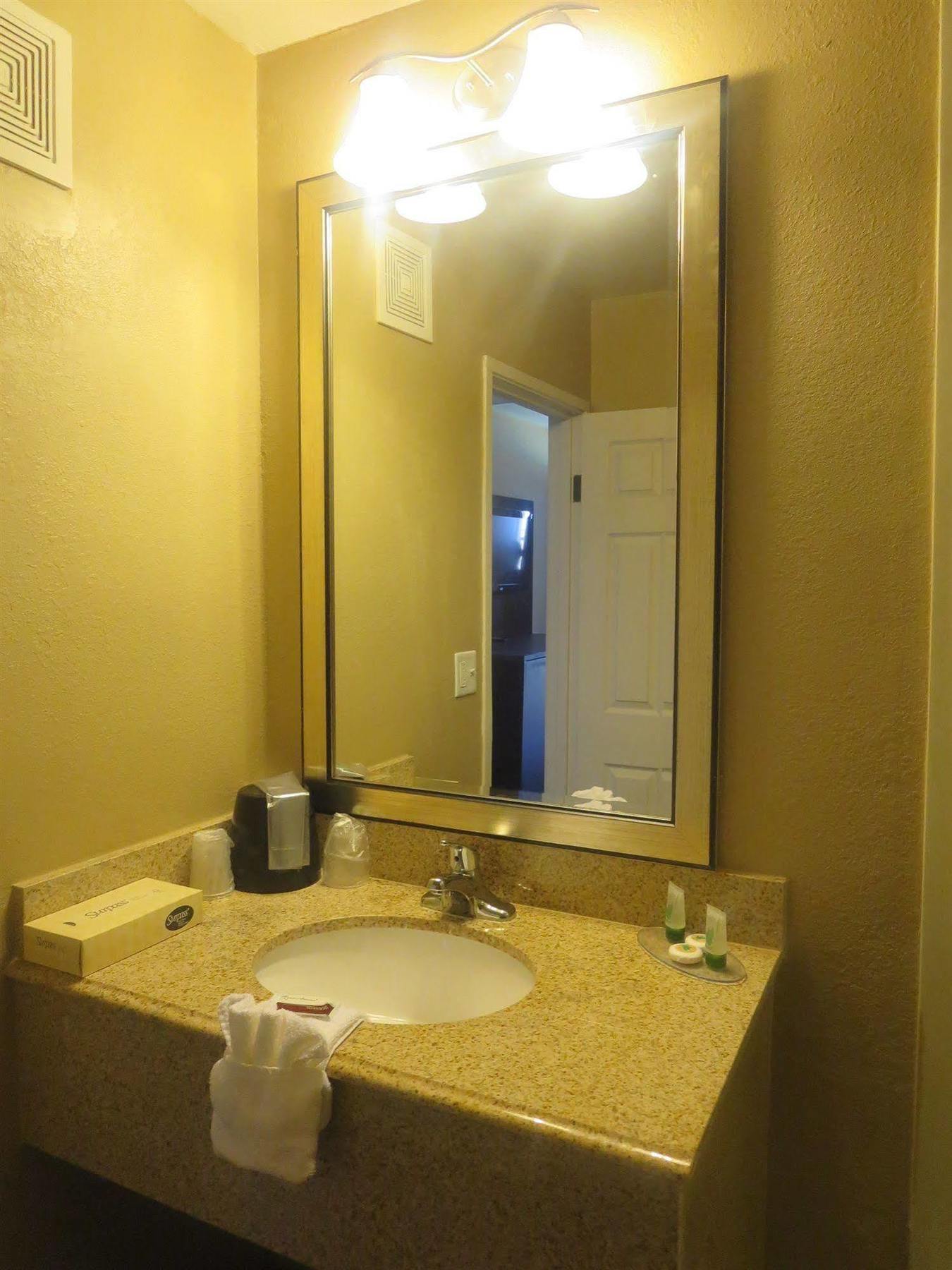 Howard Johnson By Wyndham Odessa Tx Екстериор снимка